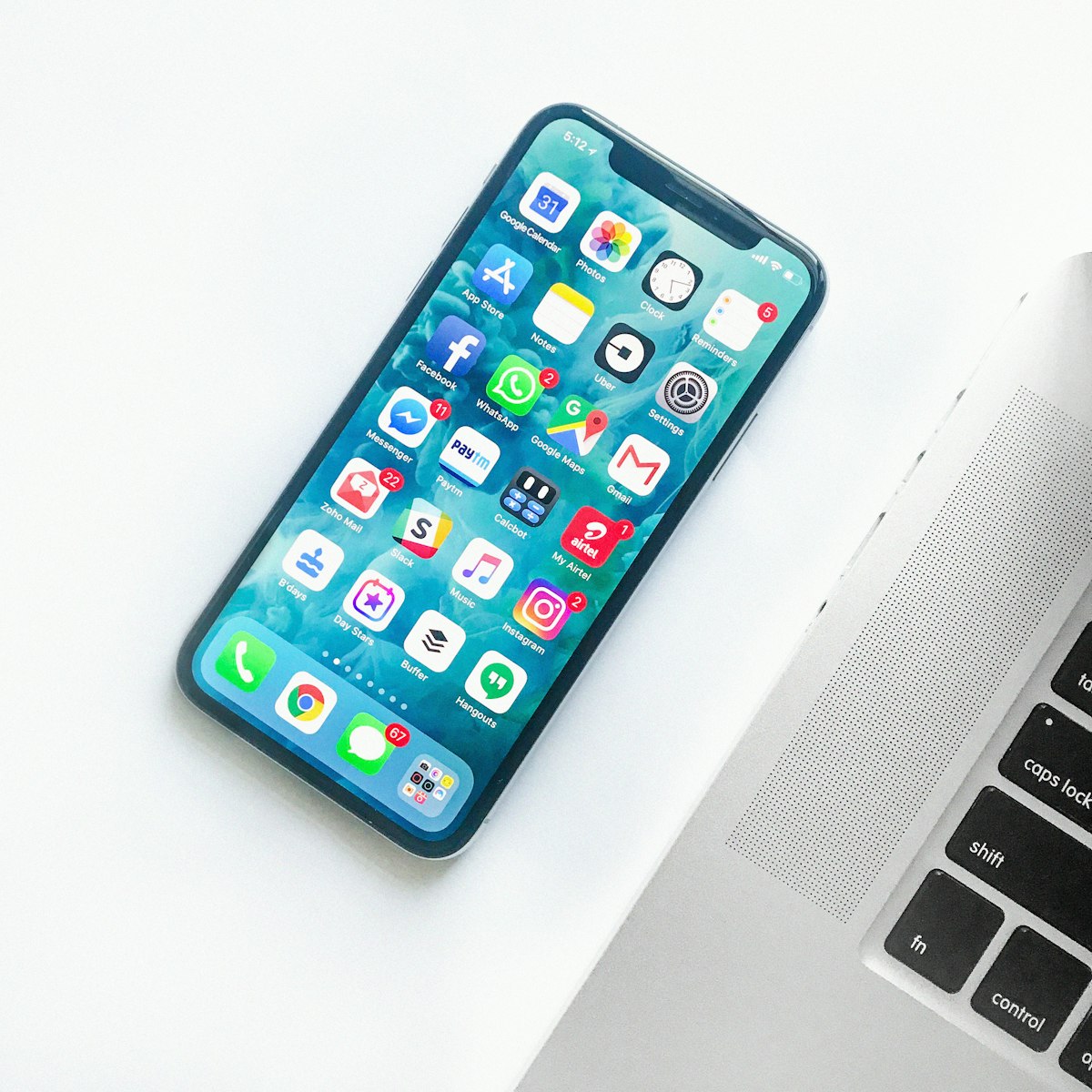 Celular exibindo aplicativo de streaming
